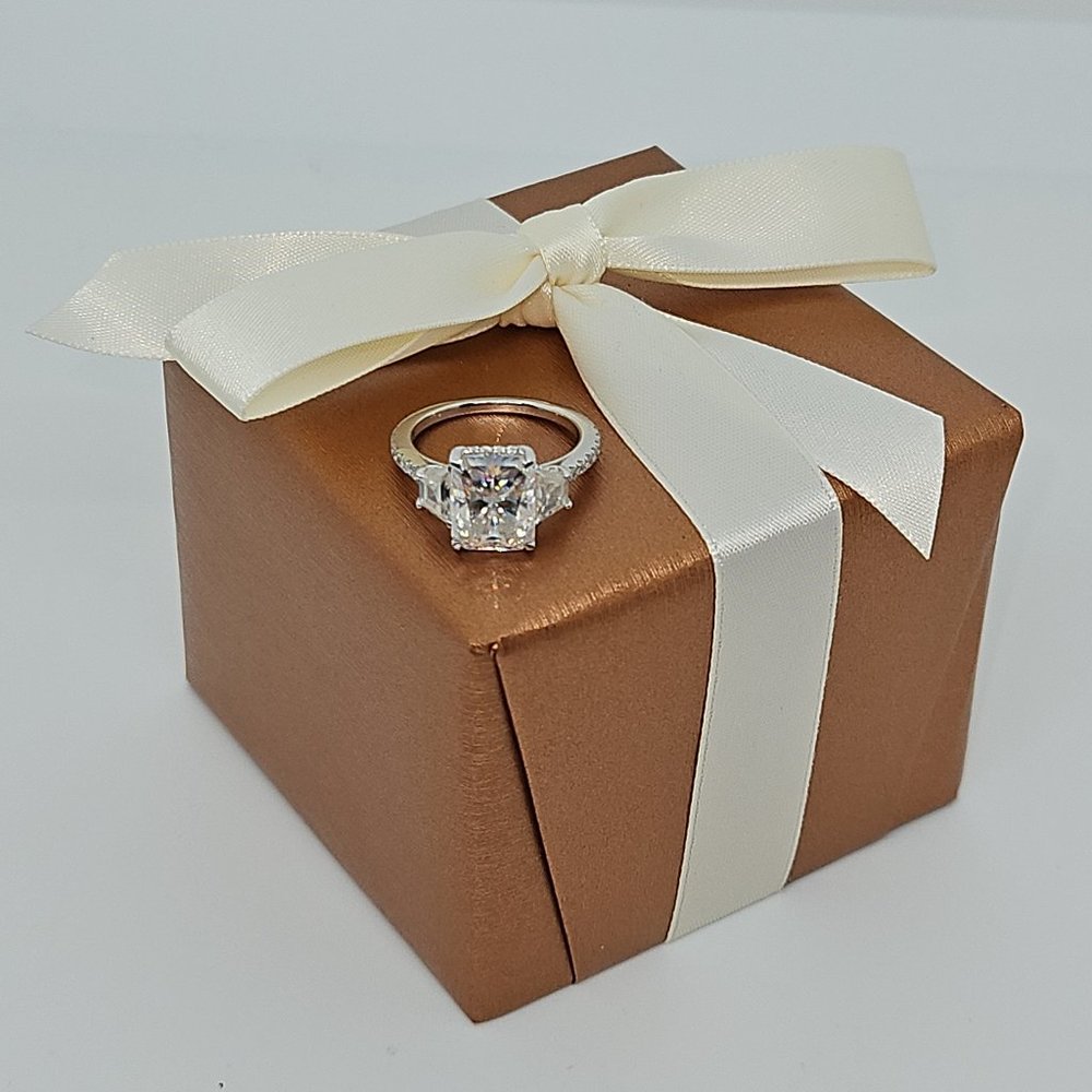 Beautiful Moissanite 925 Silver Ring Size 6